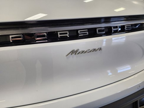 Used 2025 Porsche Macan image 25