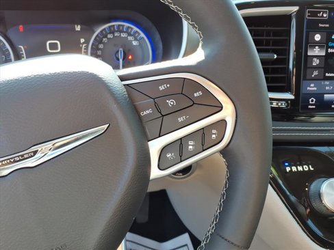 Used 2022 Chrysler Pacifica Touring-L image 16