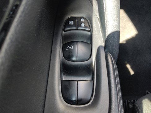 Used 2020 Nissan Rogue S image 27