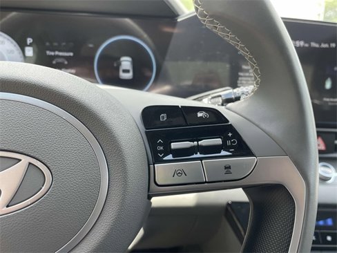Certified 2025 Hyundai Elantra SEL image 18