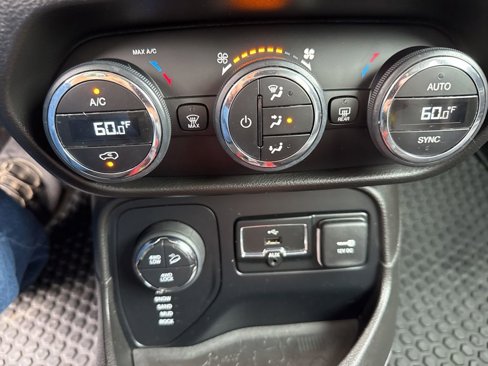 Used 2017 Jeep Renegade Trailhawk w/ Premium Trailhawk Package image 35
