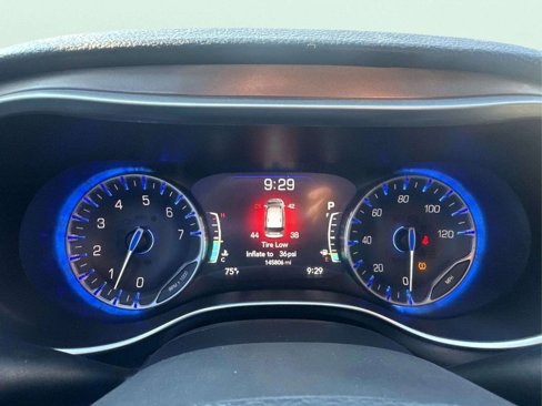 Used 2017 Chrysler Pacifica Limited image 21