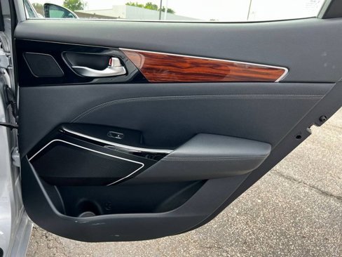Used 2017 Kia Cadenza Premium image 29