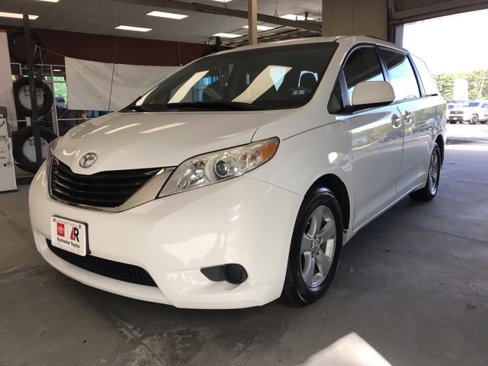 Used 2014 Toyota Sienna LE image 9