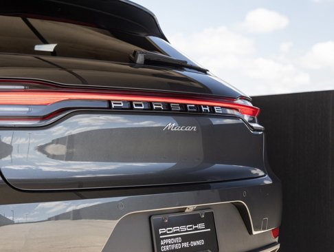 Certified 2021 Porsche Macan image 32