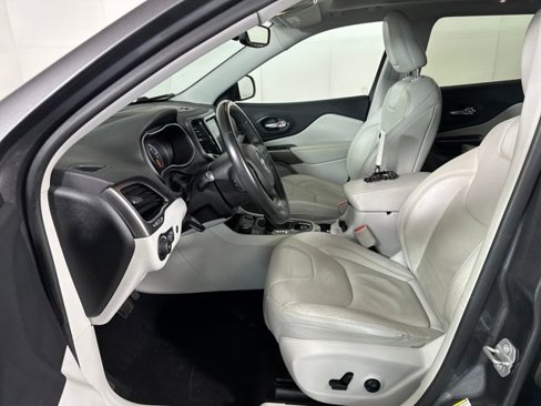 Used 2019 Jeep Cherokee Limited image 11