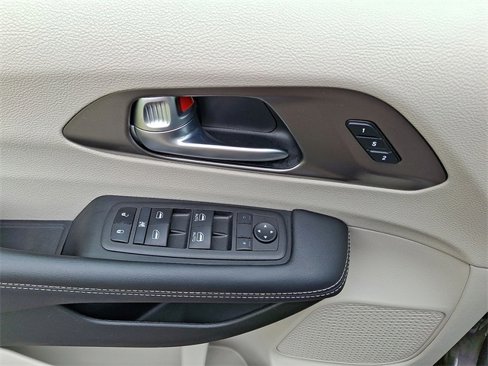 Used 2023 Chrysler Pacifica Touring-L image 10