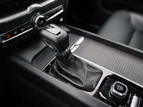 Used 2019 Volvo XC60 T5 Momentum w/ Multimedia Package image 29