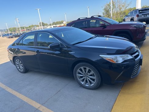 Used 2016 Toyota Camry LE image 3