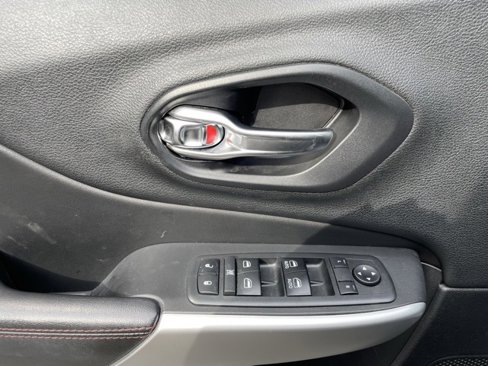 Used 2018 Jeep Cherokee Trailhawk image 18