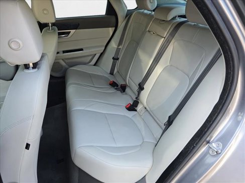 Used 2020 Jaguar XF Premium image 13