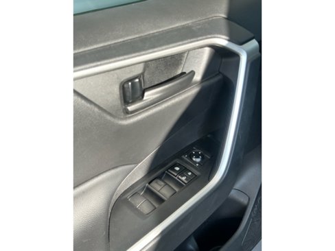 Used 2022 Toyota RAV4 LE image 5