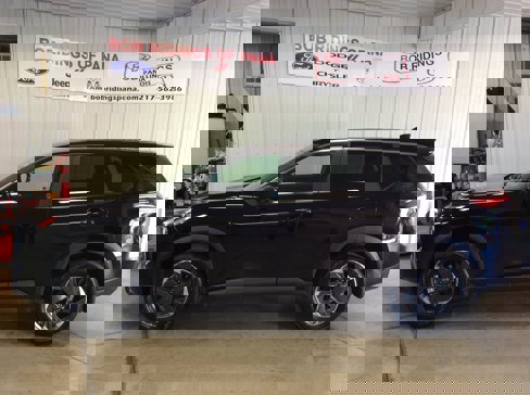 Used 2024 Nissan Rogue SV image 2