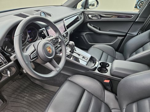Certified 2025 Porsche Macan image 4