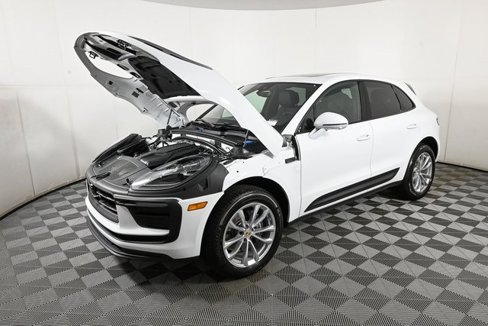 Certified 2025 Porsche Macan image 34