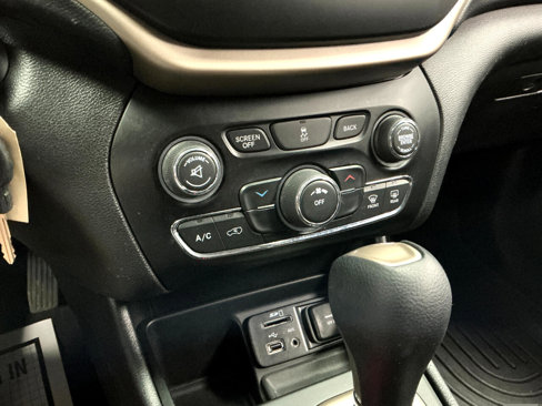Used 2017 Jeep Cherokee Latitude image 16