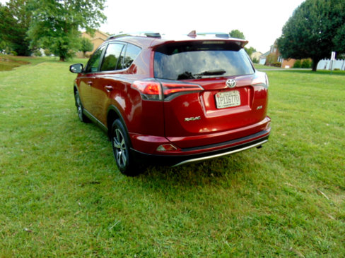 Used 2018 Toyota RAV4 XLE image 9