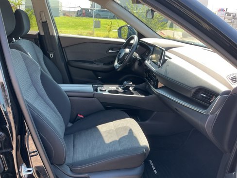 Used 2021 Nissan Rogue SV image 11