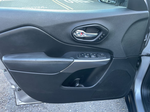 Used 2019 Jeep Cherokee Limited image 31