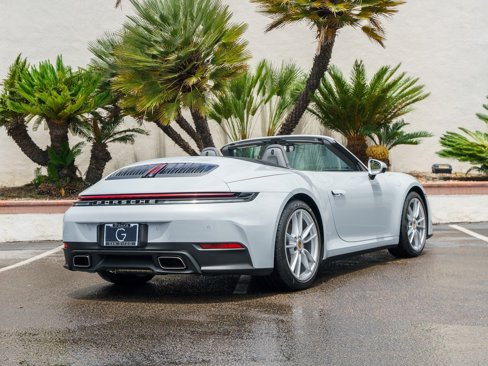 Used 2025 Porsche 911 Carrera image 3