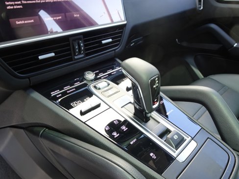 Used 2022 Porsche Cayenne Platinum Edition image 15