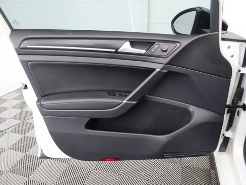 Used 2018 Volkswagen Golf R 4-Door image 25