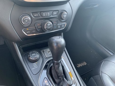 Used 2019 Jeep Cherokee Limited image 15