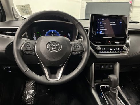 Used 2024 Toyota Corolla Cross XLE w/ Convenience Package image 5