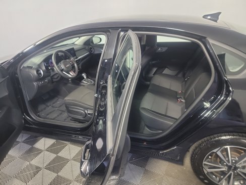 Certified 2022 Kia Forte LXS w/ LXS Technology Package image 16