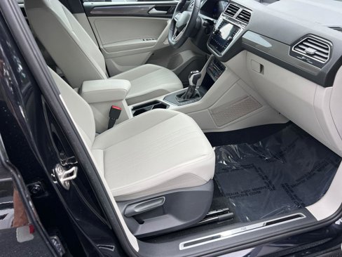 Used 2023 Volkswagen Tiguan SE R-Line image 14