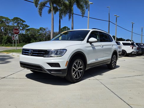 Used 2020 Volkswagen Tiguan SE w/ Panoramic Sunroof Package image 3