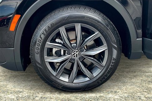 Used 2022 Volkswagen Tiguan SE image 32