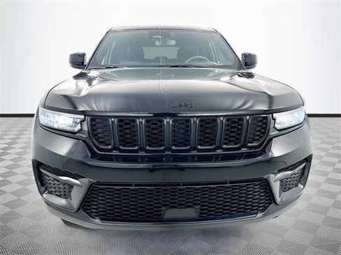 Used 2023 Jeep Grand Cherokee Altitude image 2