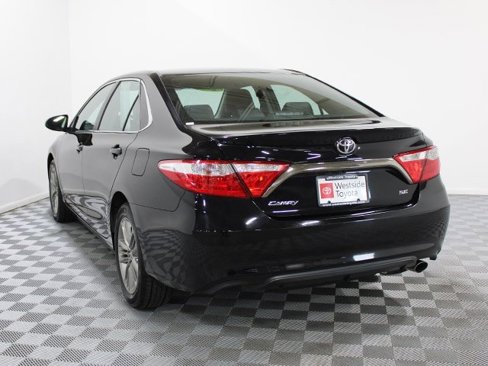 Used 2016 Toyota Camry SE image 4