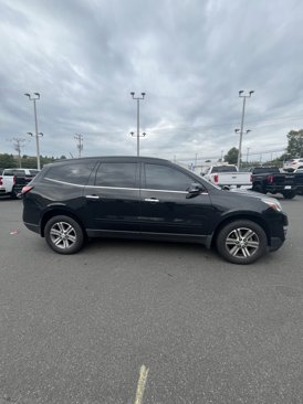 Used 2017 Chevrolet Traverse LT image 2