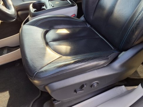 Certified 2021 Chrysler Pacifica Touring-L image 12