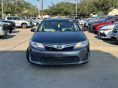 Used 2014 Toyota Camry L image 2