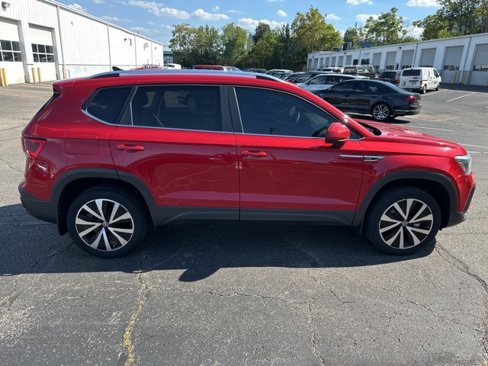 Used 2022 Volkswagen Taos SE w/ Panoramic Sunroof Package image 5