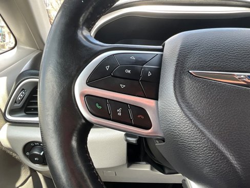 Used 2020 Chrysler Pacifica Touring-L image 16