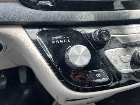 Used 2022 Chrysler Voyager LX image 11