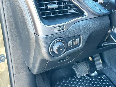 Used 2019 Jeep Cherokee Latitude Plus w/ Cold Weather Group image 10