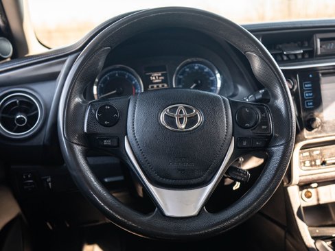 Used 2018 Toyota Corolla LE image 35