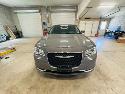 Used 2018 Chrysler 300 Touring L image 9