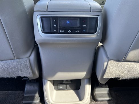 Used 2017 Toyota Highlander SE image 24
