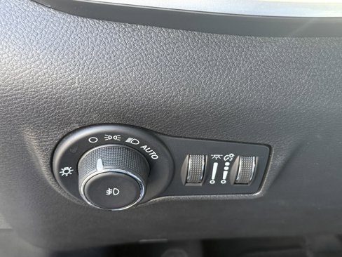 Used 2024 Jeep Compass Latitude image 18