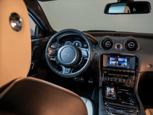 Used 2016 Jaguar XJ R image 12
