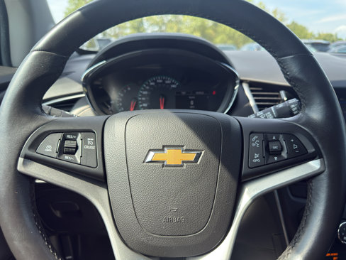 Used 2022 Chevrolet Trax LT w/ Midnight Edition image 9