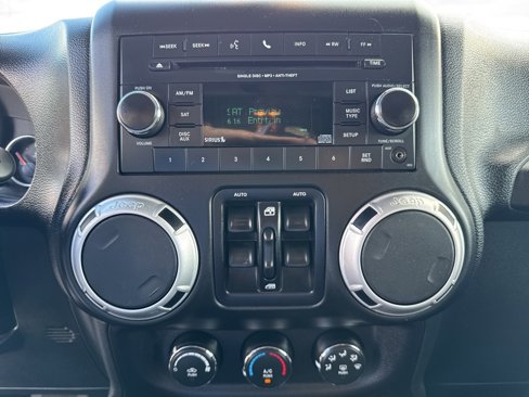 Used 2015 Jeep Wrangler Unlimited Sahara w/ Connectivity Group image 31