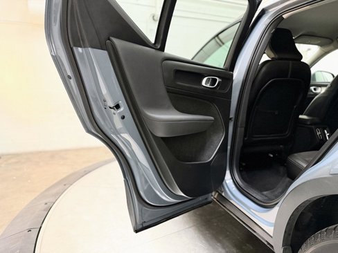 Used 2021 Volvo XC40 T5 Momentum image 14