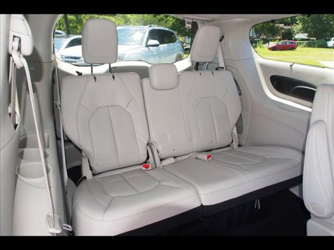Used 2019 Chrysler Pacifica Touring-L Plus w/ Advanced Safetytec Group image 18